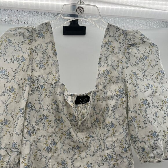 Vici Women's Short Puff Sleeve Floral Crop Top Sweetheart Neck Size Large - Picture 2 of 9